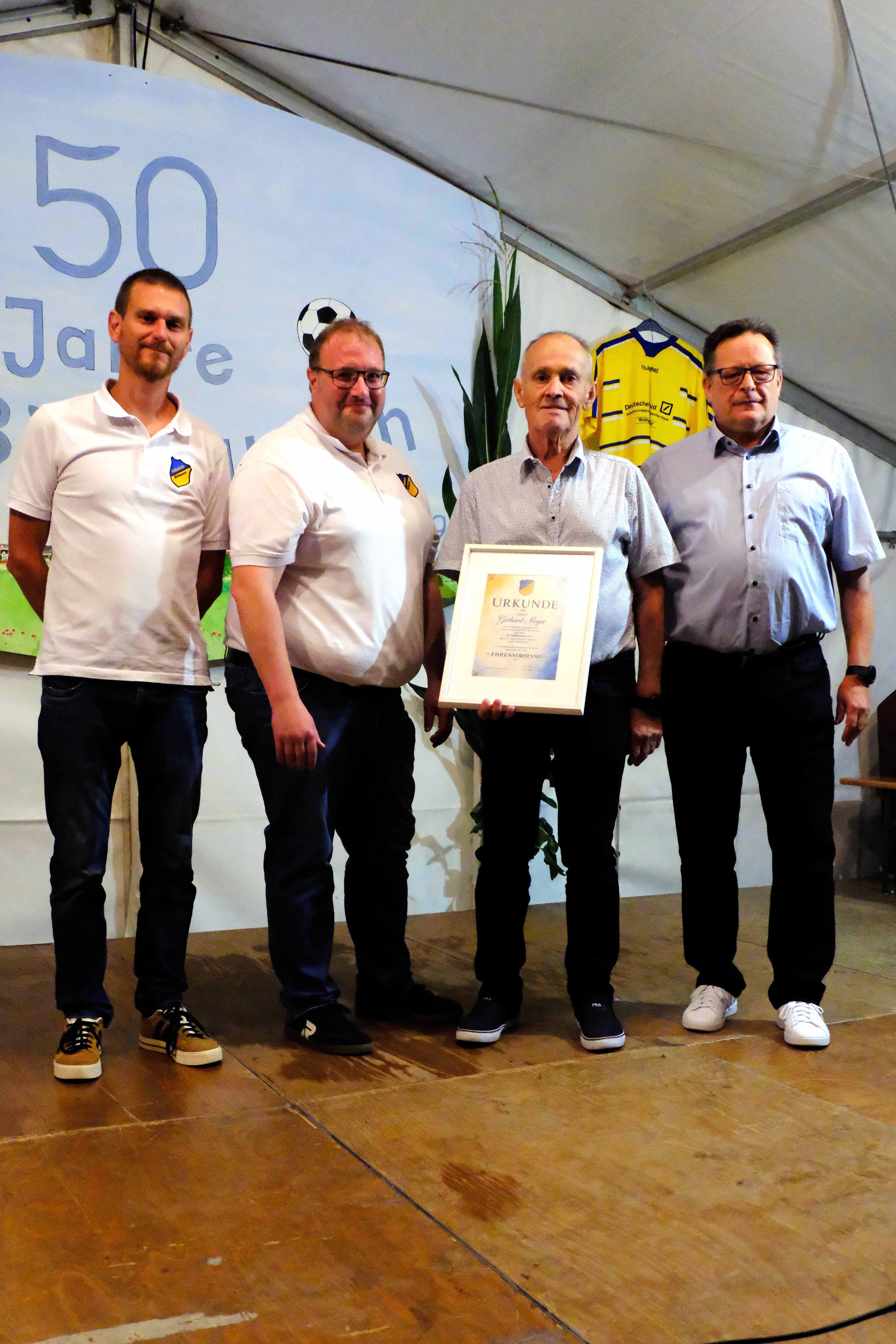 Übergabe der Urkunde für den neuen Ehrenvorstand Gerhard Meyer